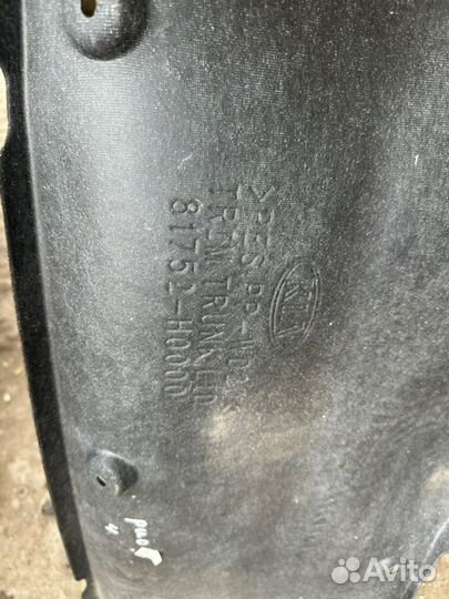 Обшивка крышки багажника Kia Rio 4