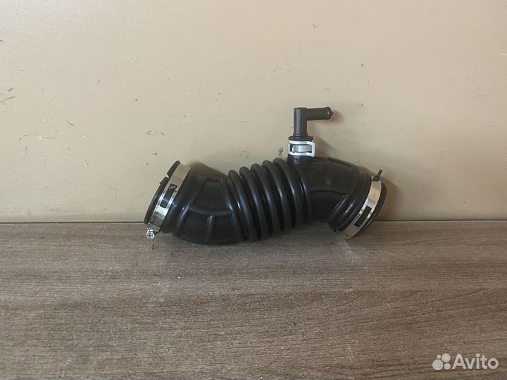 Патрубок воздушного фильтра Nissan Note E11 HR16