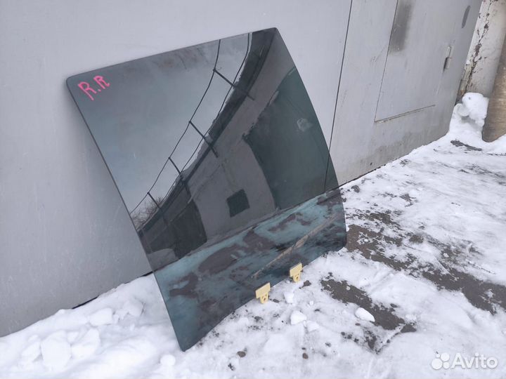 Стекло Nissan Liberty правое заднее