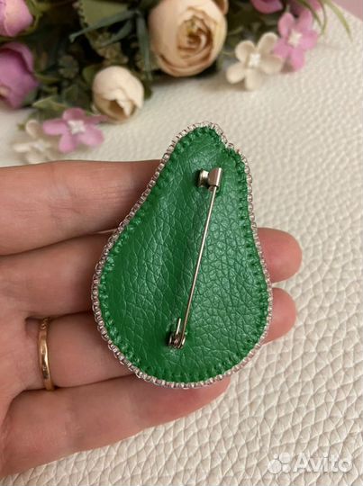 Брошь из бисера Авокадо