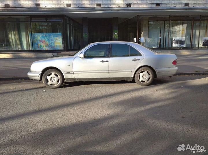В разборе Mercedes E-Class W210 606.962 1998г