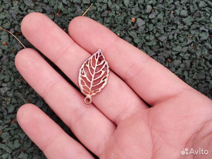 Железный кулон в виде листика