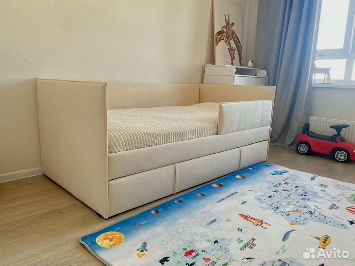 Кровать с мягкой спинкой