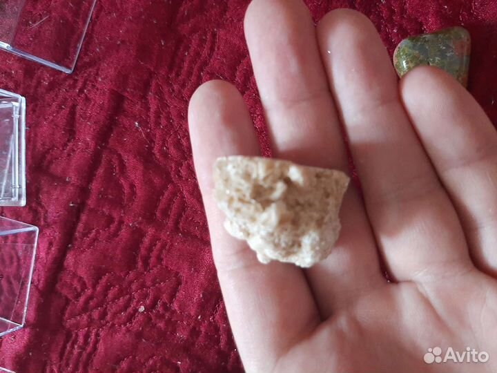 Камни в коробочках для коллекционирования