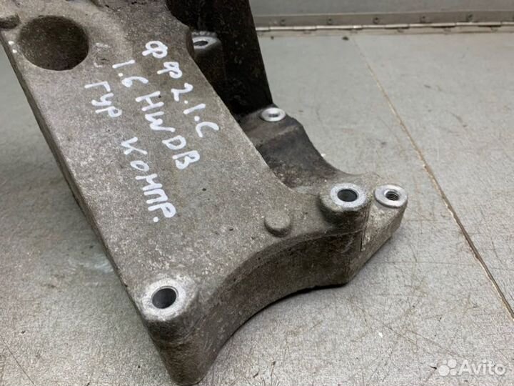 Кронштейн компрессора кондиционера Ford Focus 2