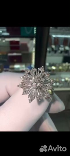 Кольцо с бриллиантом