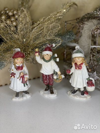 Новогодние елочные игрушки дети