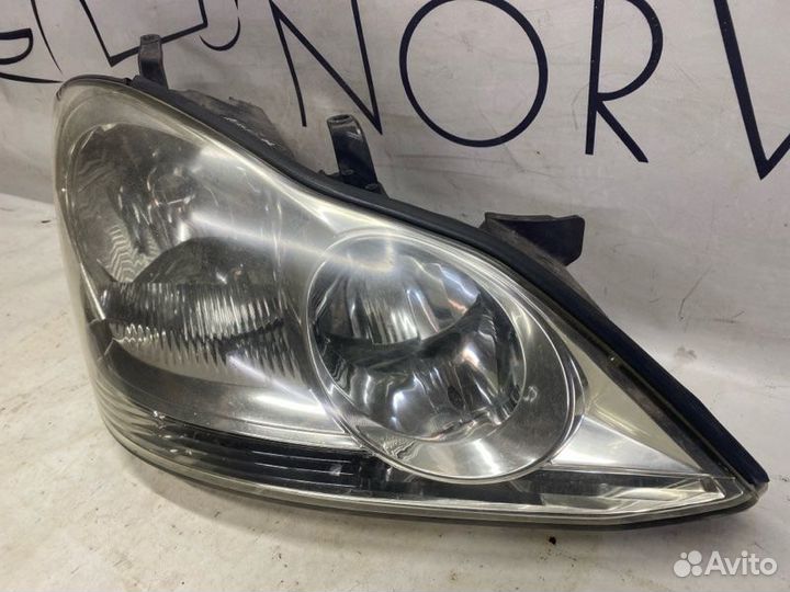 Фара правая Toyota Avensis Verso 2004