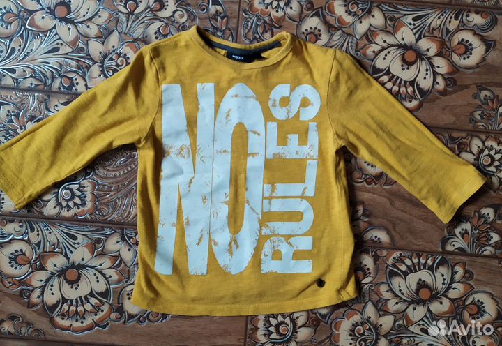 Футболка, ветровка и джинсы