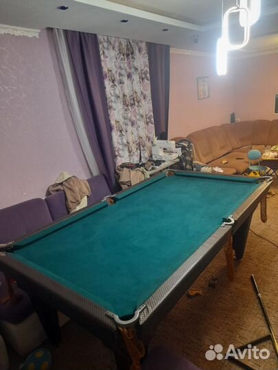 Бильярдный стол с шарами и кием