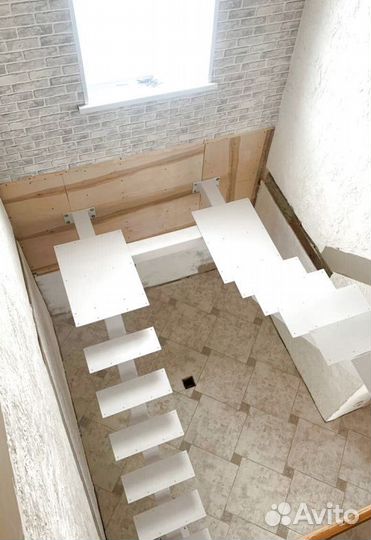 Лестница с забежными ступенями в коттедж