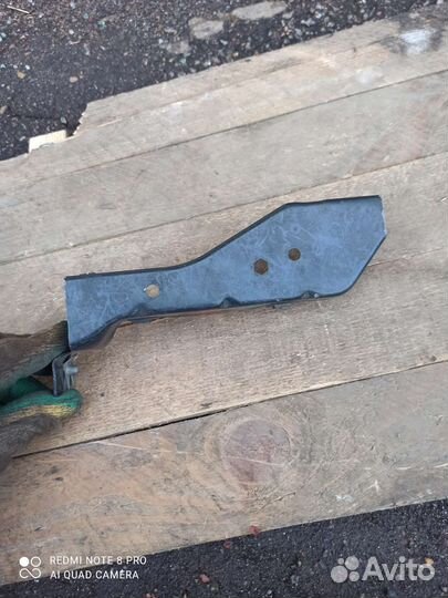 Ауди 80(В4) Крепление под фару 8A0 805 607