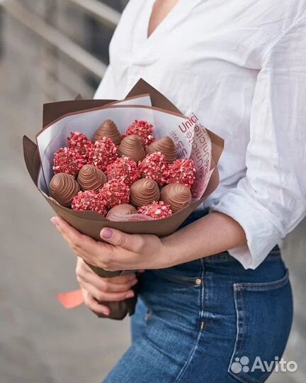 Съедобные букеты из клубники в шоколаде