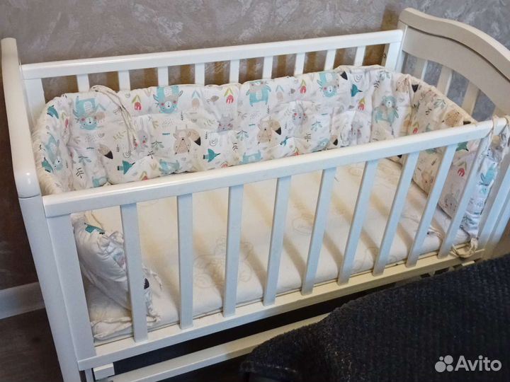 Детская кроватка с универсальным маятником