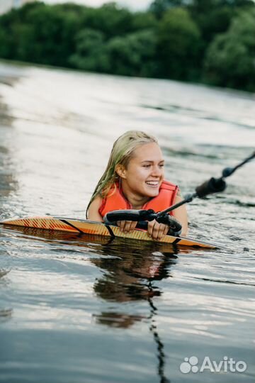 Подарочный сертификат на вейксерф за катером