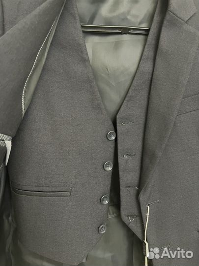 Пиджак и жилет на мальчика новые
