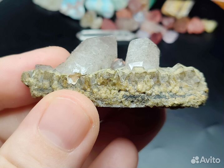 Аметистовидный кварц на гранате. Бор