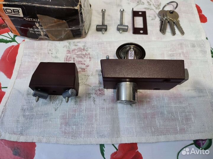 Замок дверной накладной