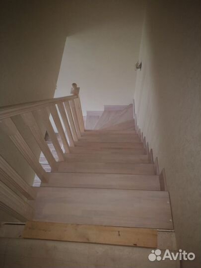 Лестница из дерева в дом на второй этаж из березы