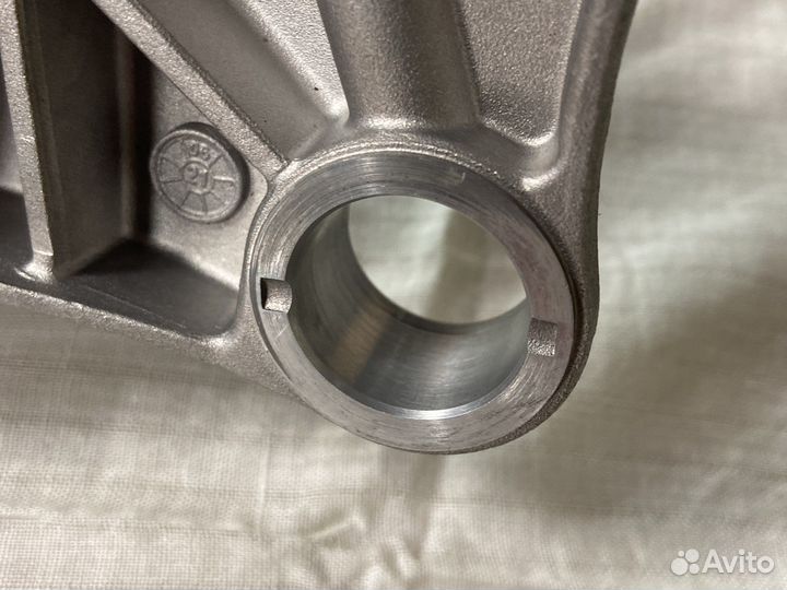 Опорный кронштейн распредвалов tsi 2.0 06J103166A