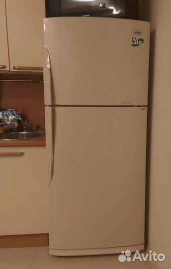 Холодильник бу широкий