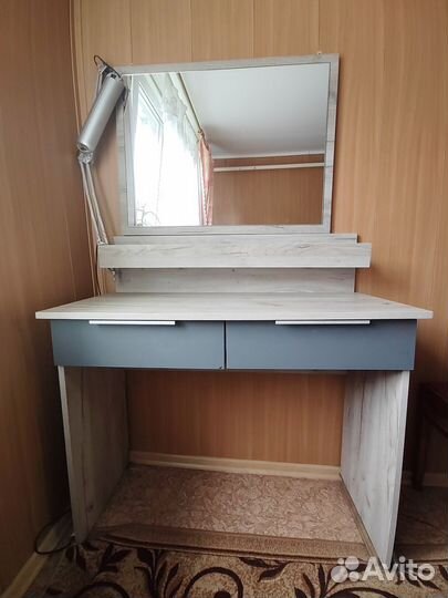 Туалетный столик с зеркалом