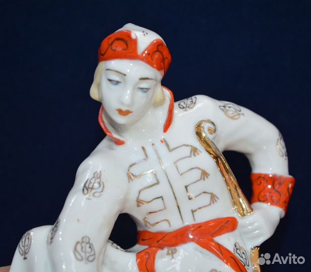 Фарфоровая статуэтка- иван царевич И лягушка царев