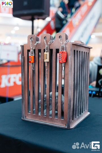 Рука Вещь и клетка для нее