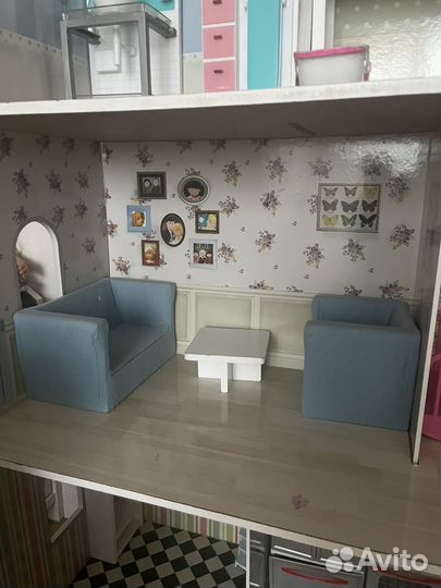 Большой кукольный домик с мебелью