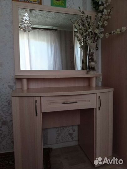 Туалетный столик с зеркалом