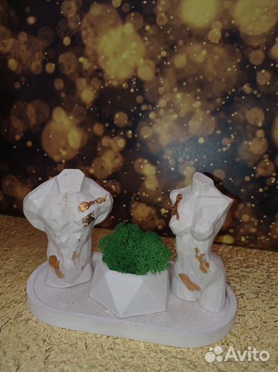 Гипсовая фигура и кашпо со мхом