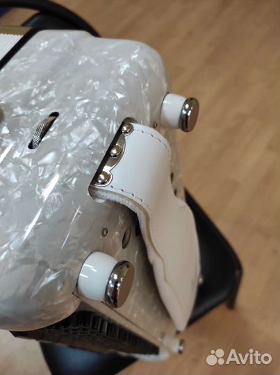 Белый красавчик из Италии,новый,2023 года