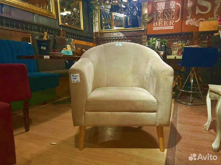 Кресло из велюра на ножках