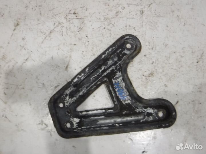 Кронштейн пер. балки Renault Kangoo 1