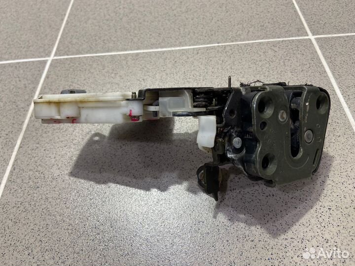 Замок двери задний правый Nissan Cube 1999 г