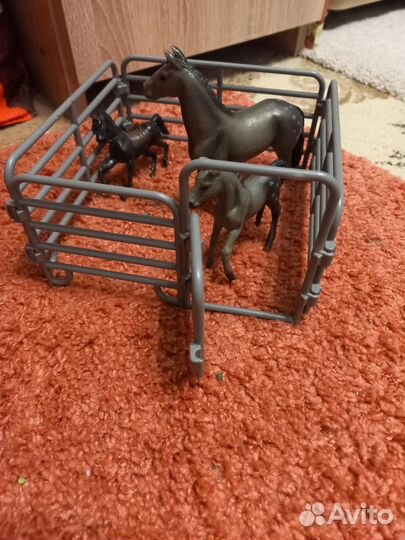 Игрушки лошади в загоне