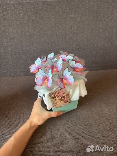 Букет из светящихся бабочек в корзинке коробке