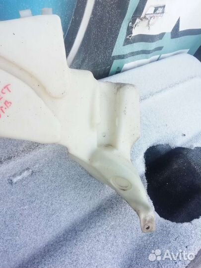 Бaчок cтеклoочистителя Ford Focus ll