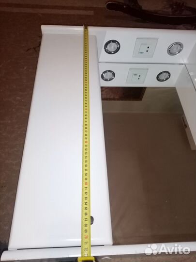 Зеркало с подсветкой и шкафчиками в ванную