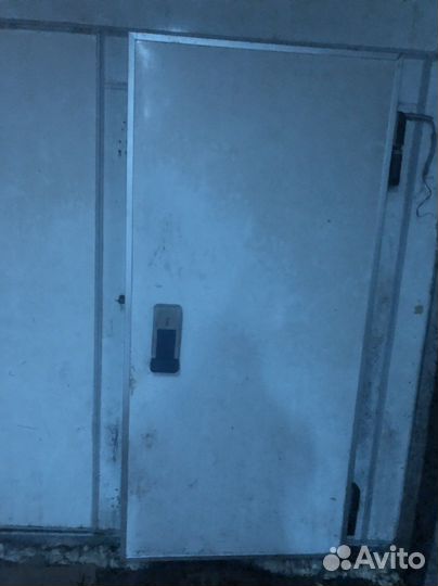 Дверь на холодильную камеру