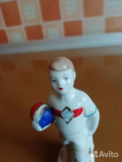 Статуэтка фарфор СССР Динамовец юный футболист Бар