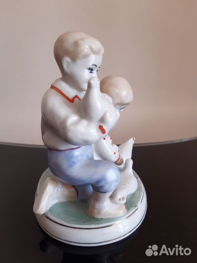 Фарфоровая статуэтка 