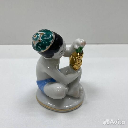 Фарфоровая статуэтка мальчик С виноградом лфз