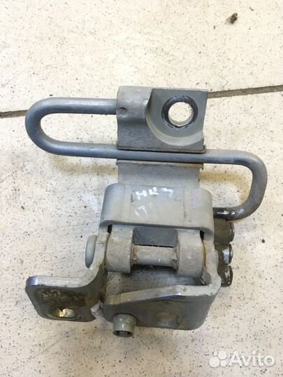 Петля двери передняя правая Volkswagen Golf Plus 5