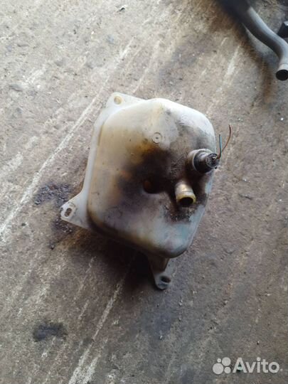 Бачок расширительный Audi 100 С3 445 1986