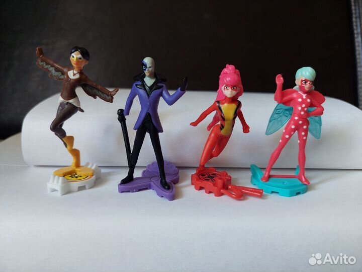 Разные игрушки из киндер-сюрприза, чупа-чупс