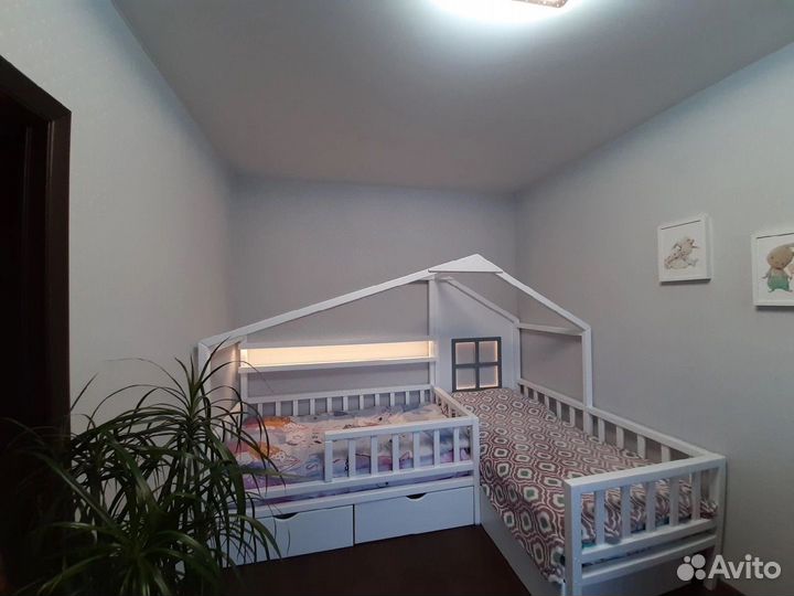 Кроватка домик для двоих из массива дерева