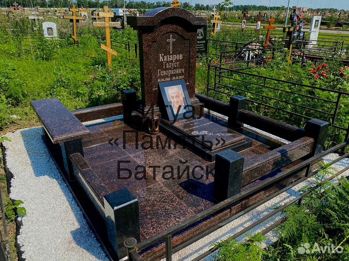 Ограды, скамейки, таблички