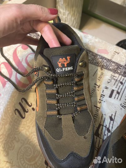 Продам кроссовки женские