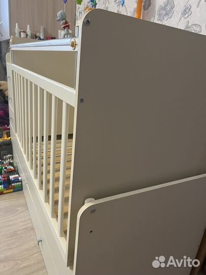 Детская кроватка с маятником